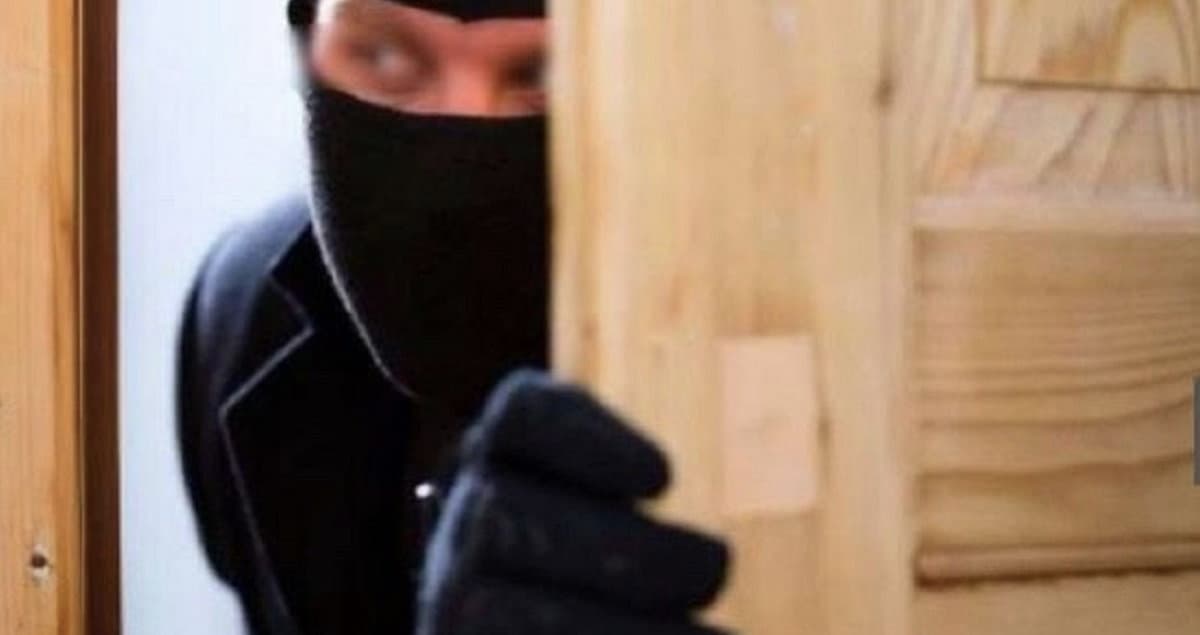Estate, attenzione ai furti in casa: «Evitiamo di postare foto sui social in tempo reale»