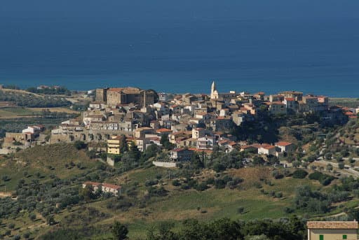 L’estate “psichedelica” di Calopezzati alle prese con le bizze dell’elettricità