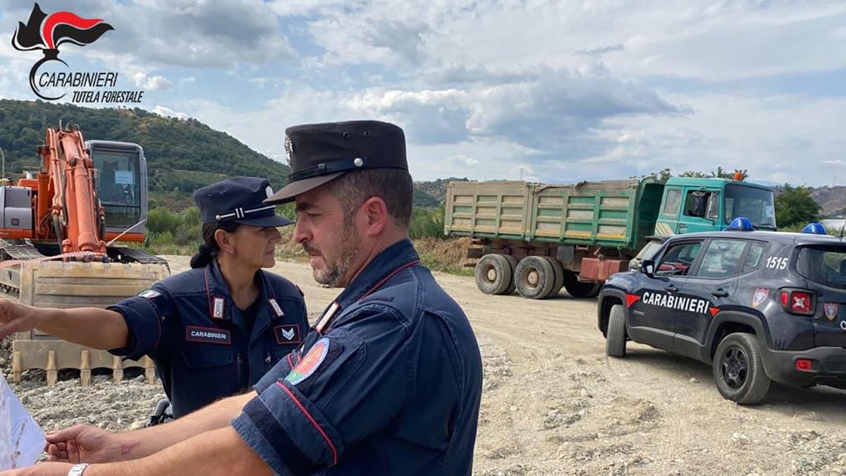 Furto di materiale inerte dall'alveo del fiume Crati, due arresti
