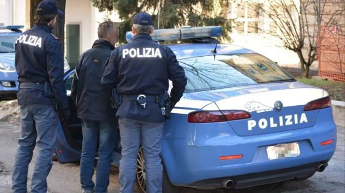Cosenza, vede la Polizia e butta cocaina e green pass dalla finestra