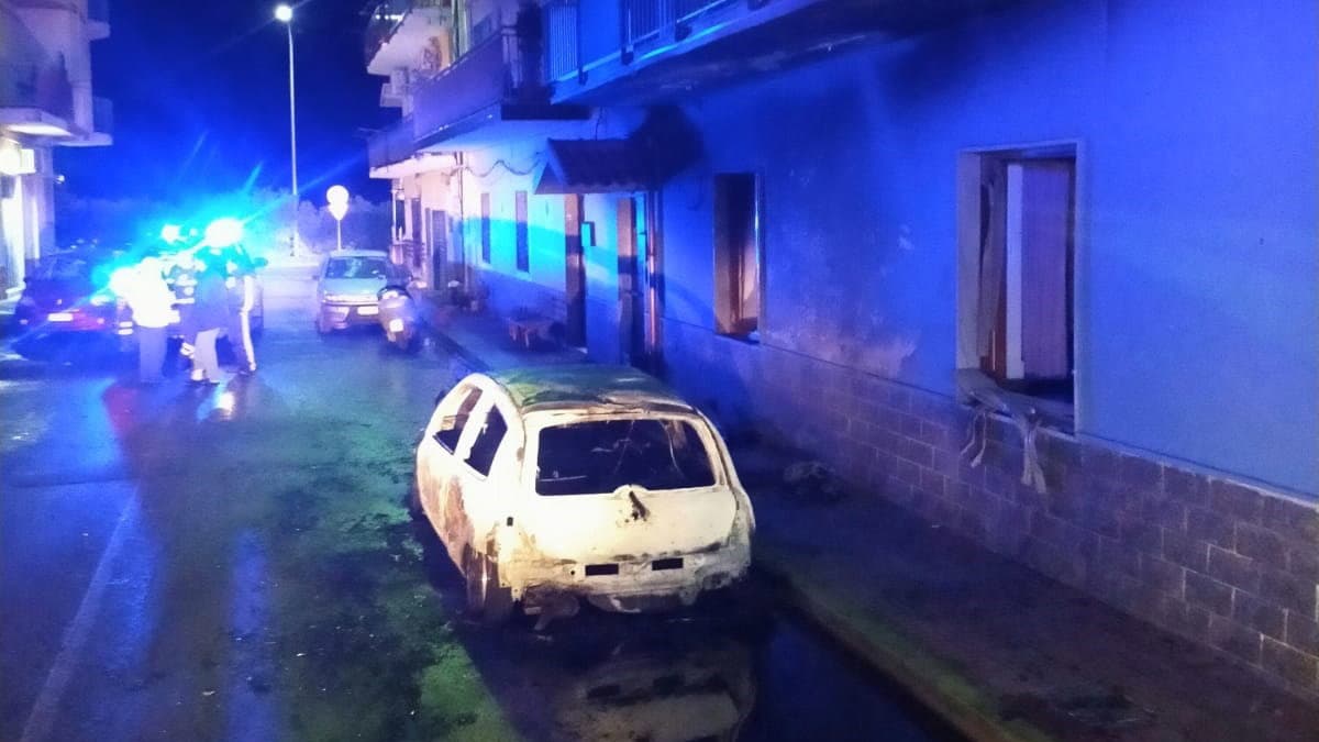 Paura nella notte a Schiavonea, un'auto a fuoco e le fiamme minacciano una palazzina