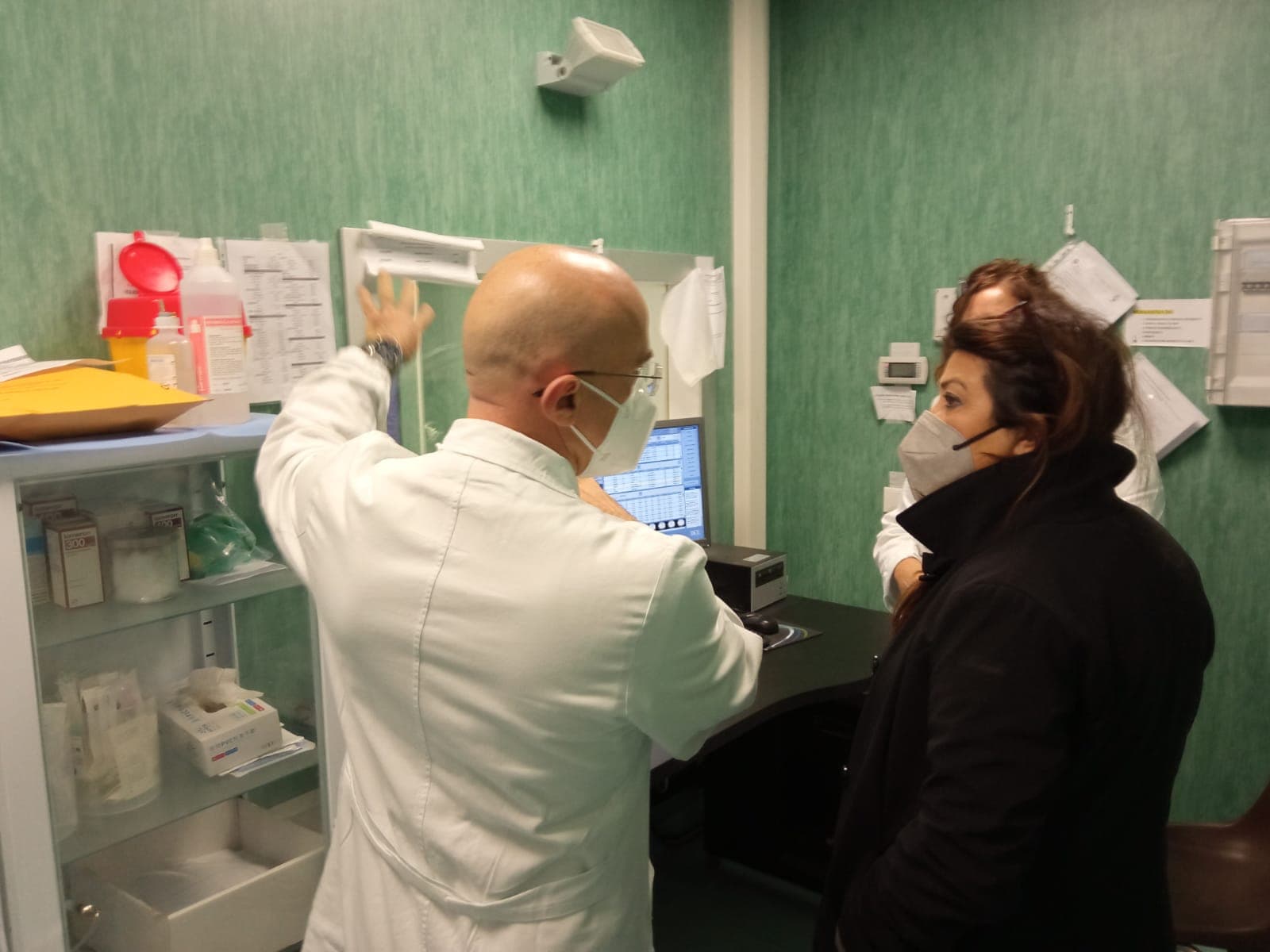 Straface (FI) visita gli ospedali di Co-Ro e l’hub: «Attivata nuova linea vaccinale grazie alla protezione civile»