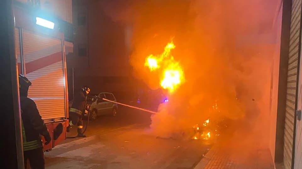 Un'altra auto a fuoco durante la notte nel cuore di Schiavonea