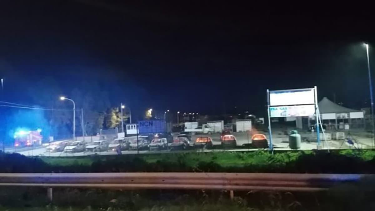 Notte di fuoco a Sibari: incendiate 11 vetture in un autosalone
