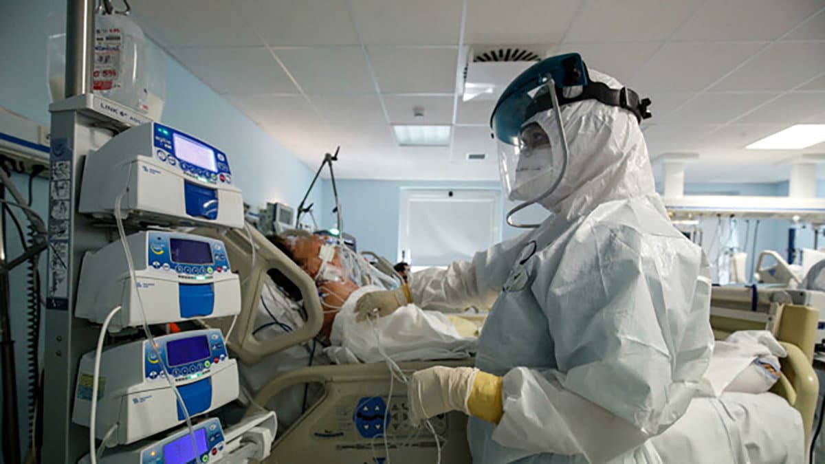 Covid, nuova ondata di ricoveri in Calabria: 32 ingressi in ospedale di cui 4 in terapia intensiva