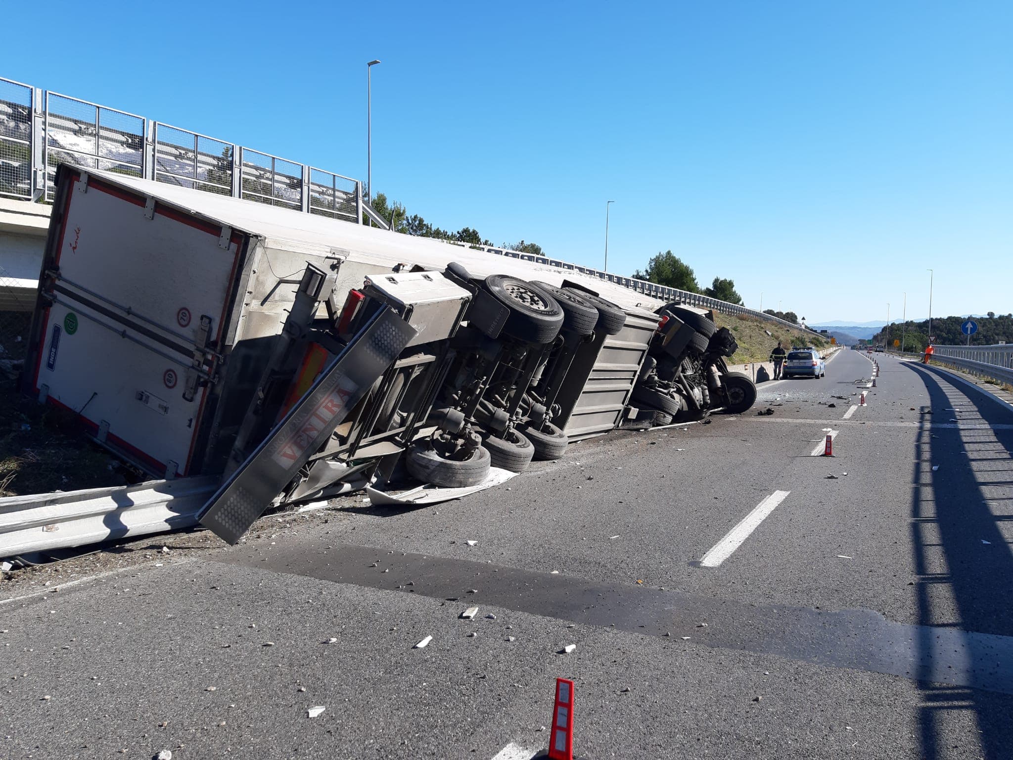 Morano, tragedia sulla A2: camion si ribalta rischiando di precipitare