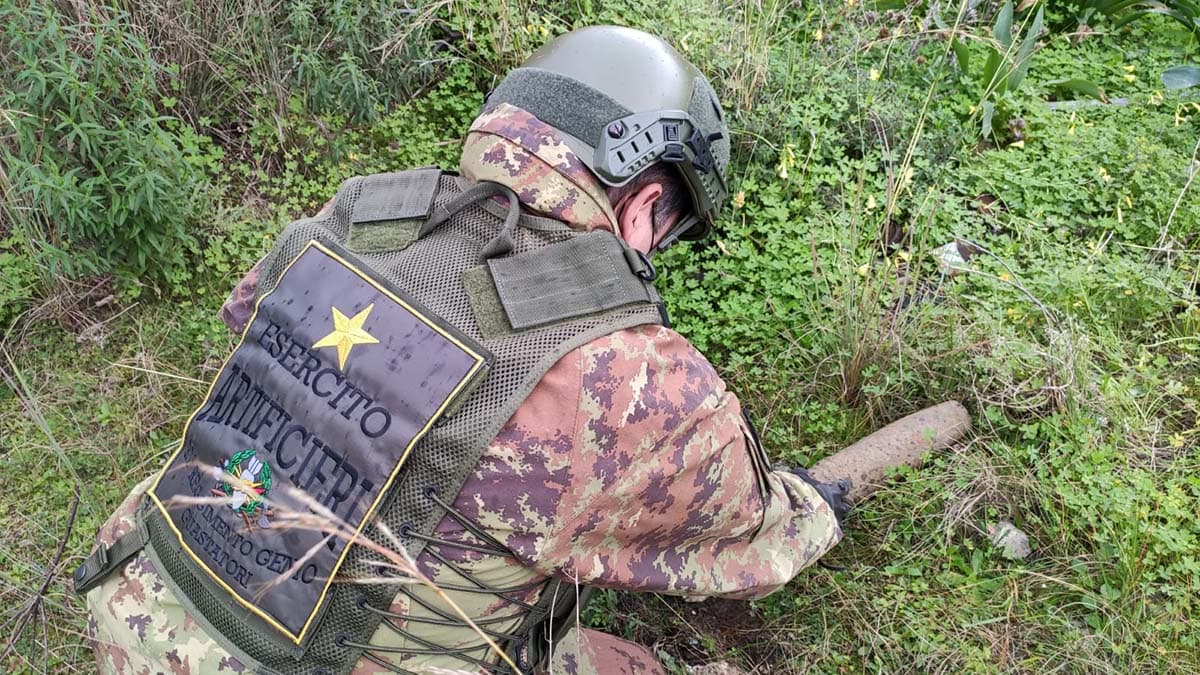 Gli artificieri di Castrovillari mettono in sicurezza una granata esplosiva della seconda Guerra Mondiale