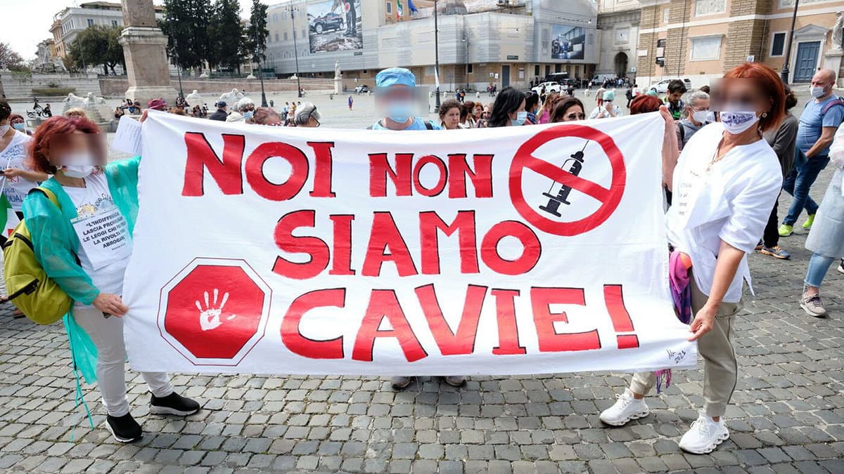 No vax, Coraggio Italia dice «basta alle campagne intimidatorie» e chiede di «inasprire le pene»