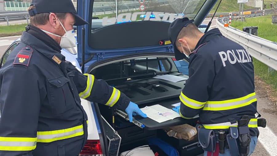Ricettazione di auto e spaccio di droga, vasta operazione della Polizia stradale