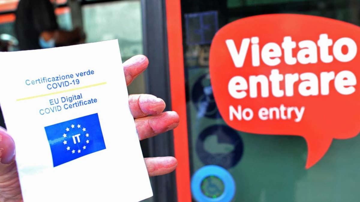 Al supermercato no, dal tabaccaio e per ritirare la pensione sì: Ecco dove servirà il Green Pass dal 1° febbraio