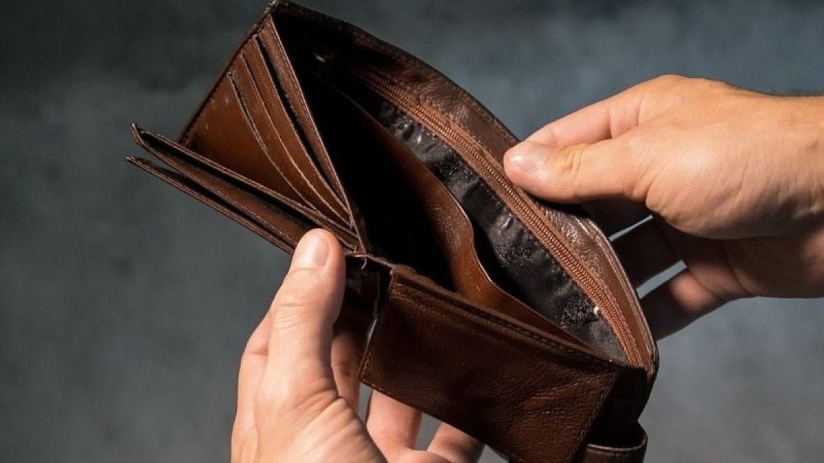 Lavoratori sempre più più poveri. «Introdurre il costo minimo del salario a 9,66 euro l'ora»