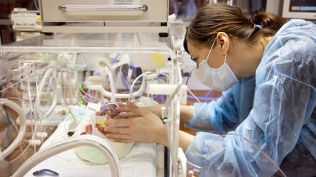 «La piccola Ginevra è morta per la malasanità calabrese»