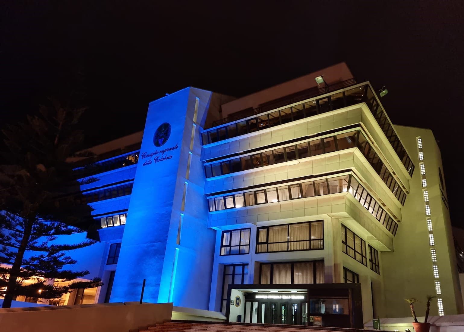 Guerra Russia-Ucraina, palazzo Campanella si colora di giallo e di blu
