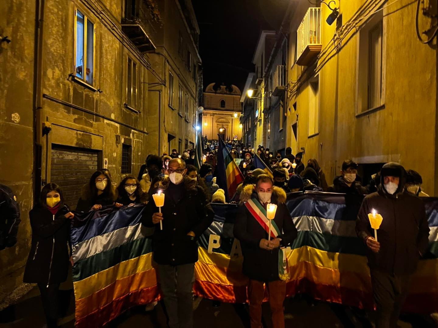 Mormanno dice No alla guerra: fiaccole, bandiere e parole di pace hanno illuminato il borgo di speranza