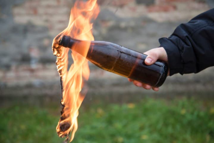 Molotov davanti a tre farmacie dello Scalo di Rossano: chiaro segnale d'intimidazione