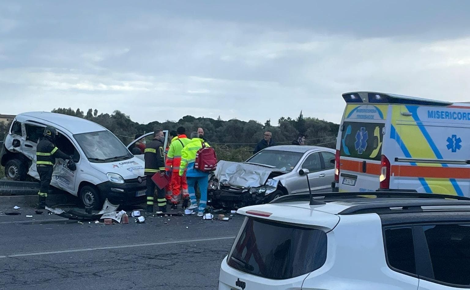 Ancora un incidente sulla SS106: scontro frontale tra due  auto. Una finisce fuori strada