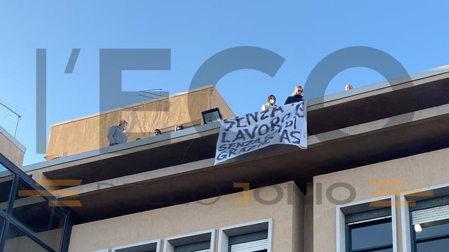Operai barricati sul tetto del "Giannettasio": ancora protesta per la mensa