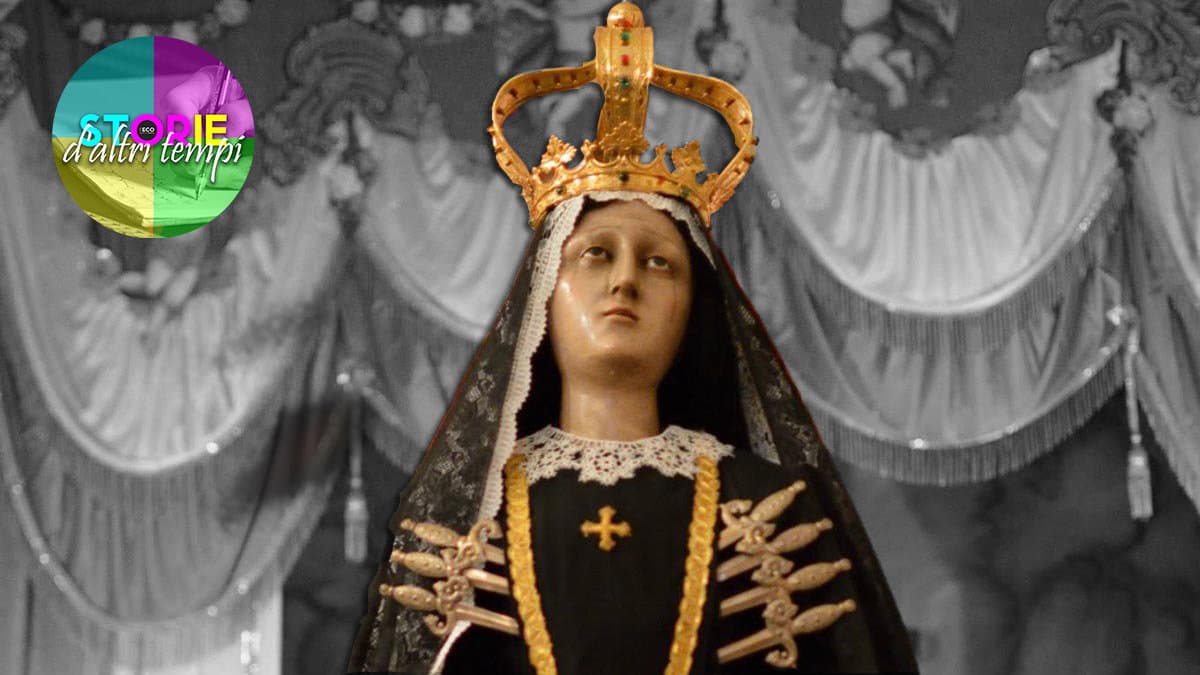 Fiamme tremule e “tocchite” nella notte del Venerdì Santo a Campana: l’Addolorata accompagna il Figlio al sepolcro