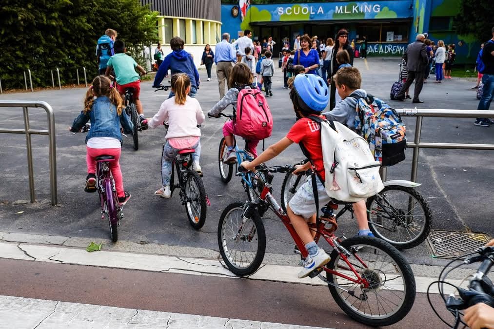 Nelle scuole di Cantinella la Polizia fa educazione stradale per andare in bici