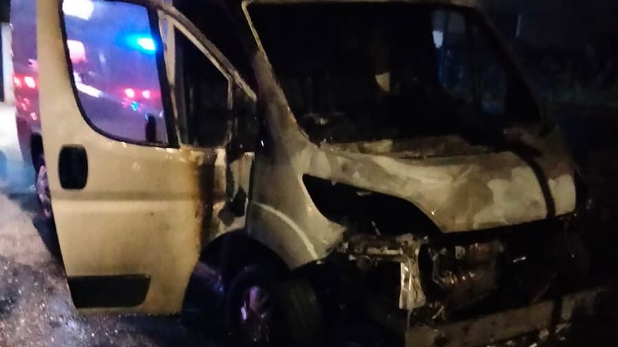 Co-Ro, ormai è un'escalation di "fuoco e fiamme": nella notte incendiato un altro furgone