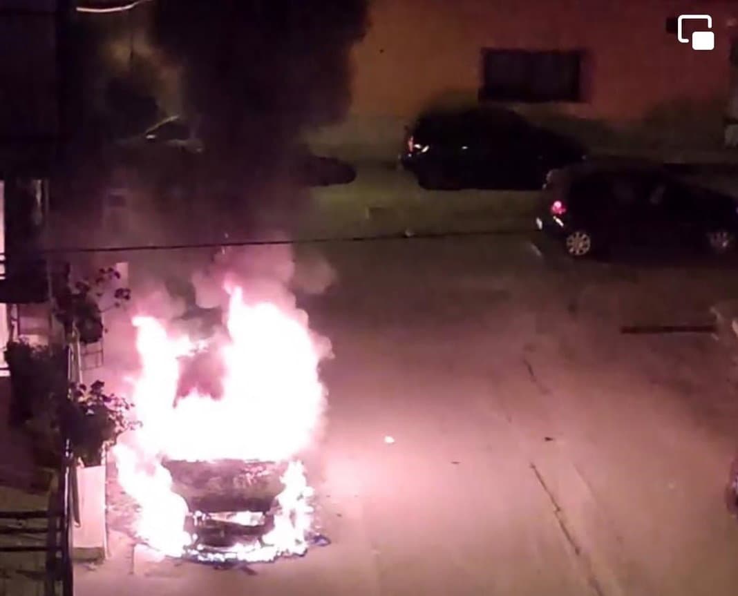 Trebisacce, un'altra auto in fiamme. I vigili del fuoco arrivano da Castrovillari