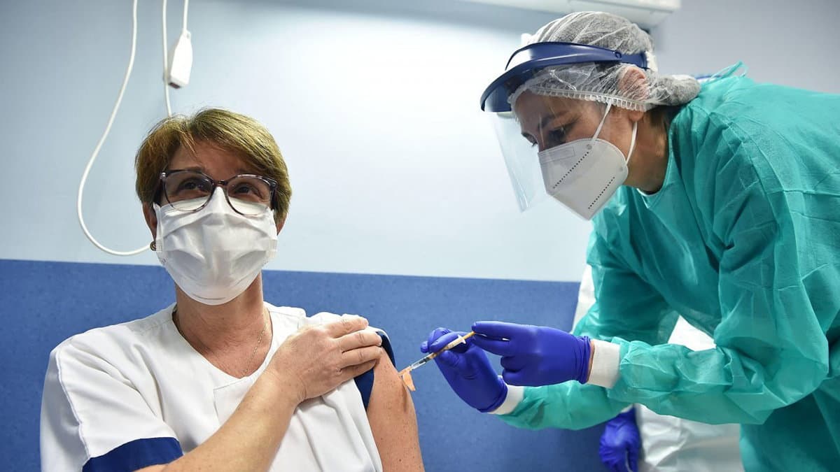 Confermata la sospensione per medici e sanitari senza terza dose di vaccino anti-covid. «Una vergogna»