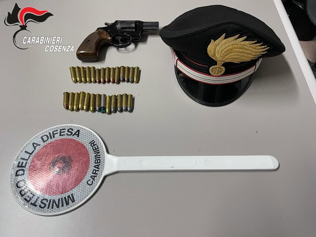 In fuga dai Carabinieri, getta dal finestrino armi e munizioni: arrestato 50enne a Castrovillari