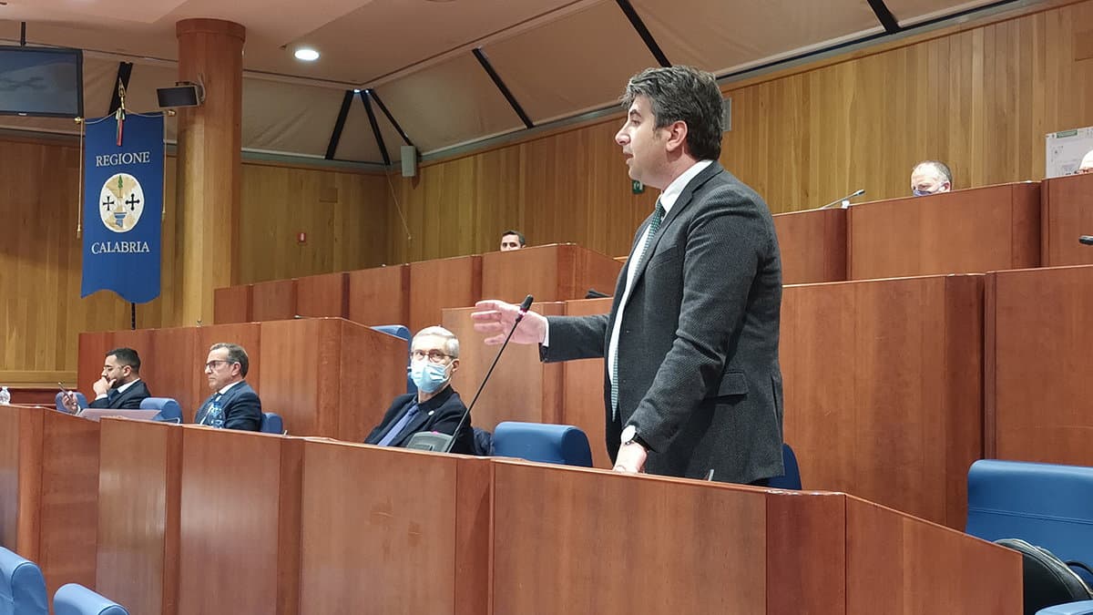«Il presidente Afflitto anziché farsi portavoce delle opposizioni offre una stampella al centrodestra»