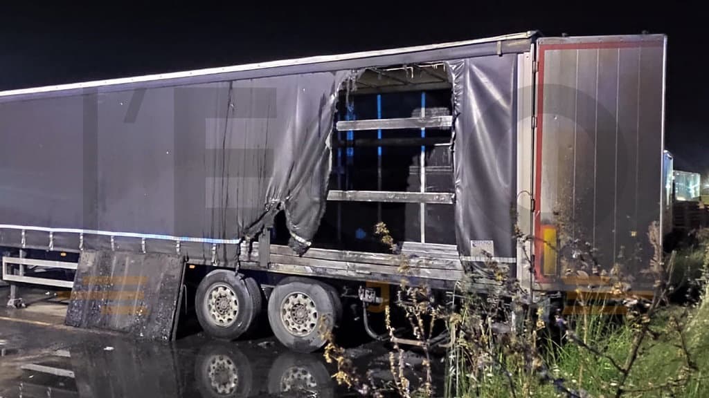 Fiamme nella rimessa di un'azienda di autotrasporti: a fuoco il rimorchio di un Tir