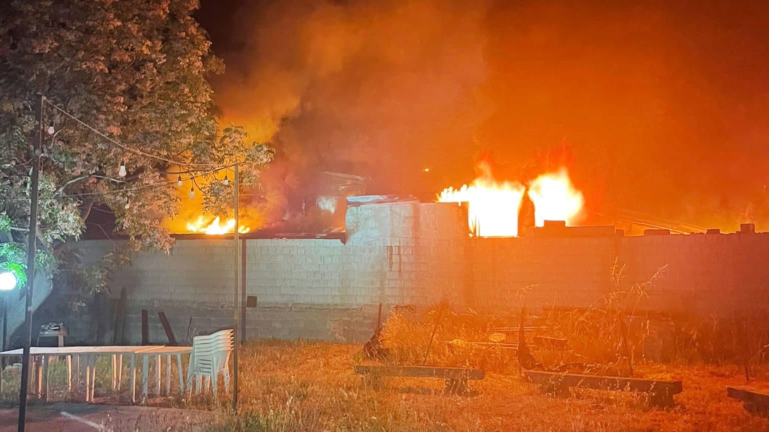 Mega incendio in un'officina a Fabrizio, sul posto vigili del fuoco e carabinieri