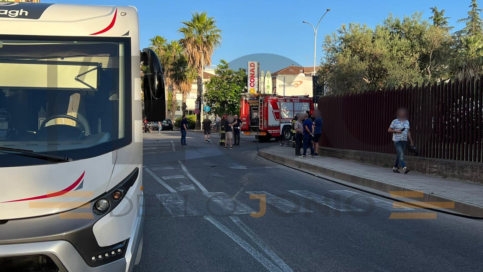 Esplode una bombola del gas caduta da un camper in transito in centro città: ferito un adolescente