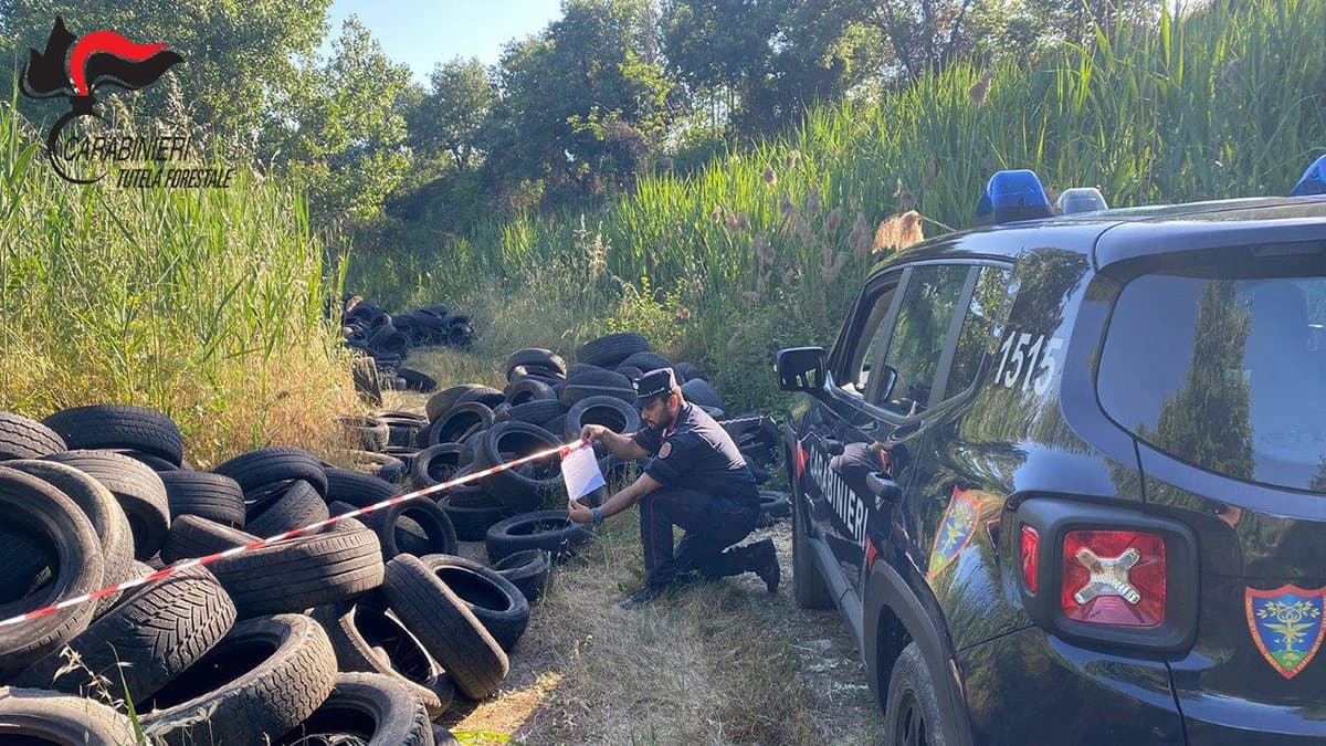 Gommista smaltisce illecitamente pneumatici fuori uso: sei persone denunciate