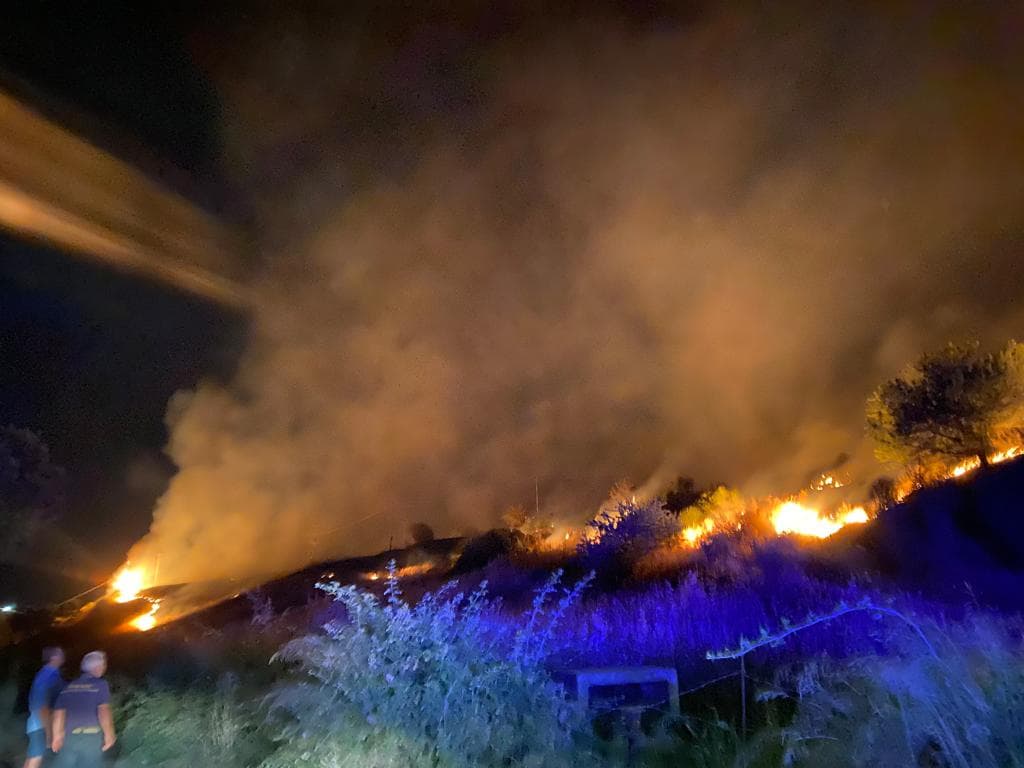 Vasto incendio nelle campagne di Amica: vigili del fuoco a tutela della masserie