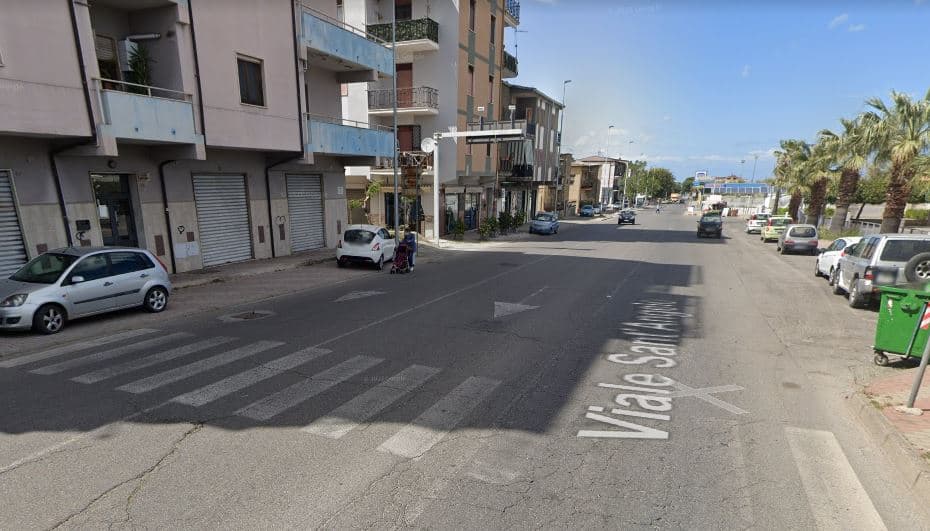 Incidente su viale Sant'Angelo (Co-Ro): ferito un cittadino straniero