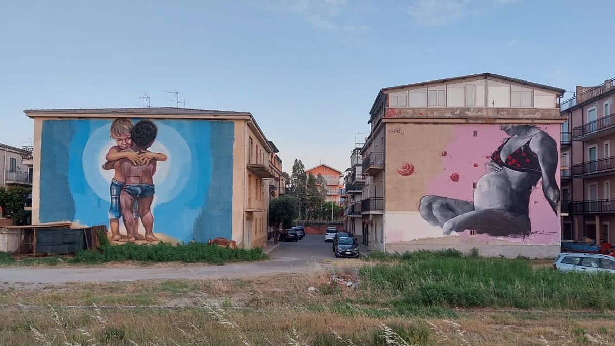 Un inno alla maternità calabrese, il murales di SteReal incanta Schiavonea