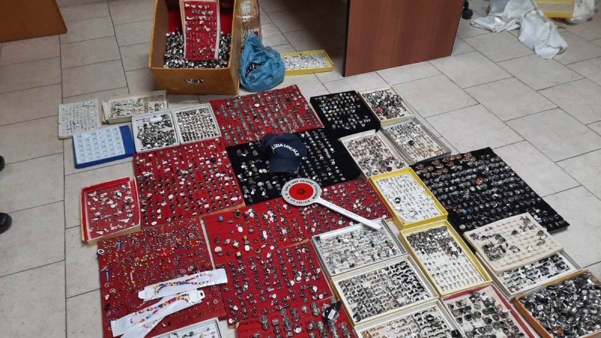 Schiavonea, Polizia locale in azione: maxi sequestro di migliaia di bijoux