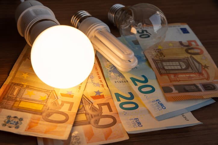 Caro bollette, per i lavoratori calabresi arriva un contributo una tantum di 300 euro, Ecco chi può prenderlo