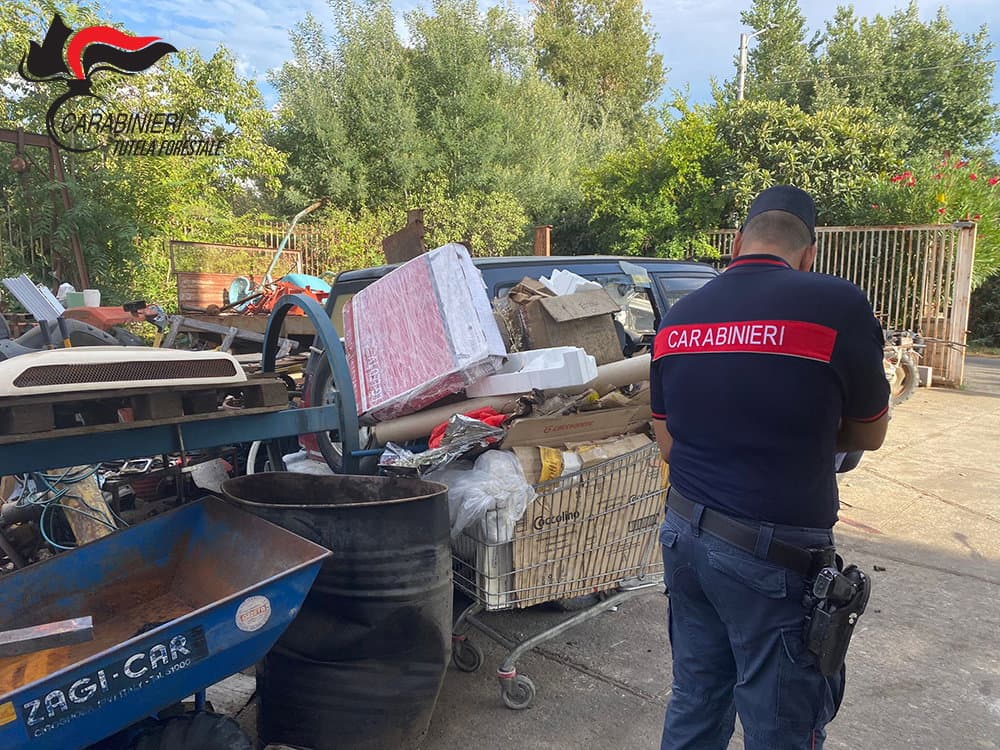 Viola i sigilli della sua officina: denunciato un 51enne colto sul fatto dai carabinieri forestali