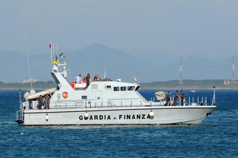 Imbarcazione di migranti alla deriva nello Jonio: interviene anche una motovedetta della Gdf di Corigliano