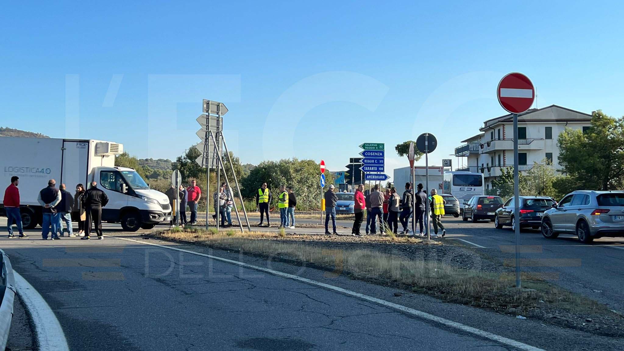Scioperano i lavoratori del Consorzio di bonifica: bloccato l'ingresso di Trebisacce nord
