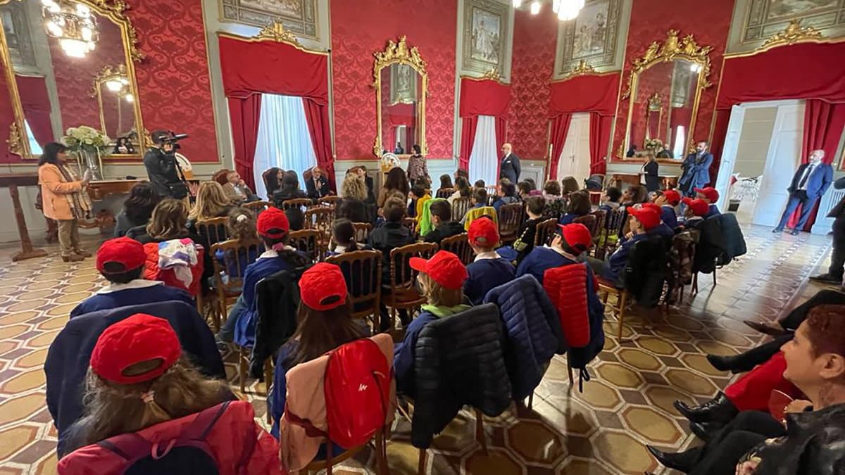 Presentato il progetto “Aiutaci a crescere. Regalaci un libro” che porterà tante bibliotechine nelle scuole