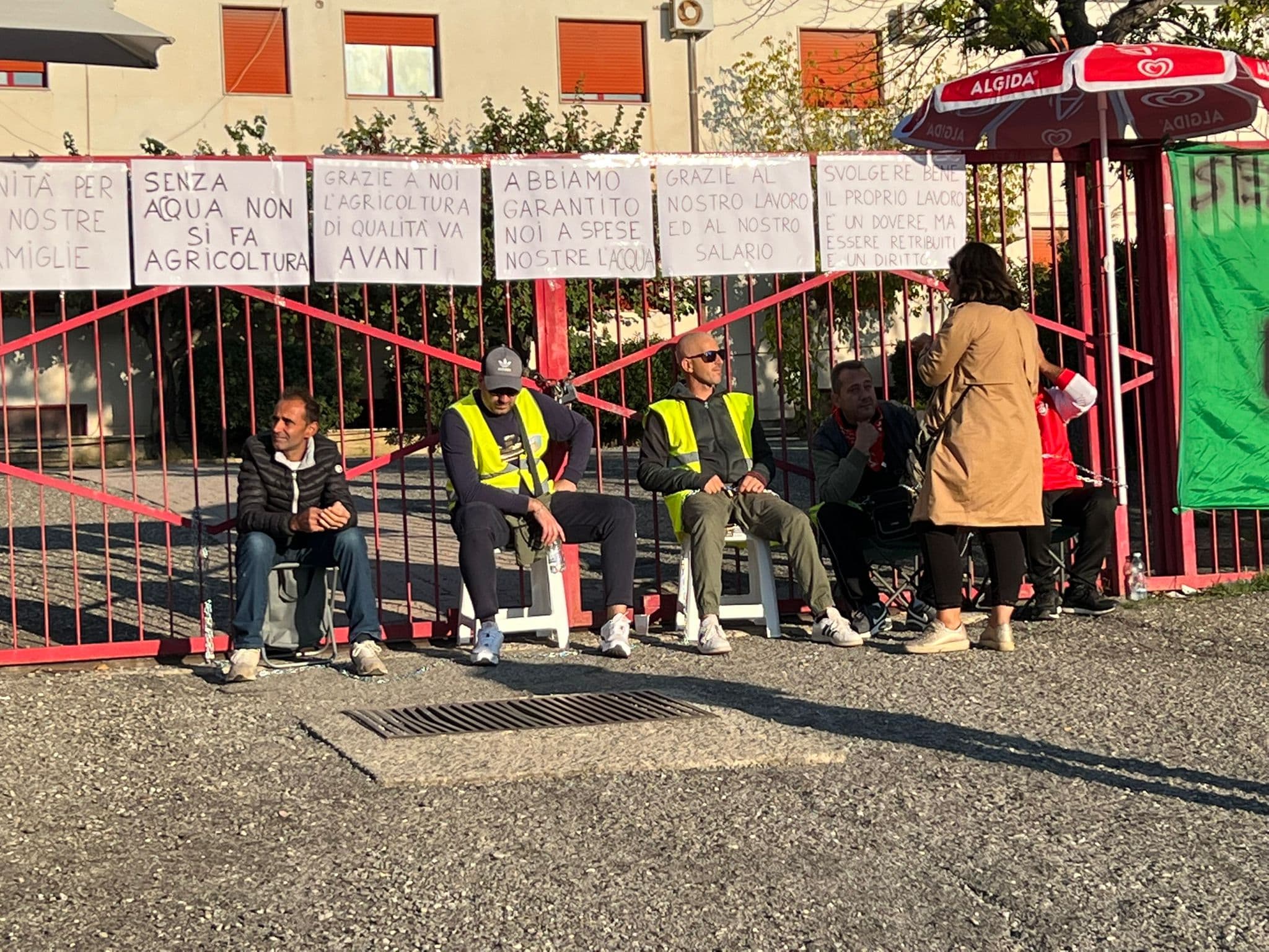 Le tute verdi si incatenano ai cancelli del Consorzio di bonifica di Trebisacce: «Vogliamo i nostri stipendi»