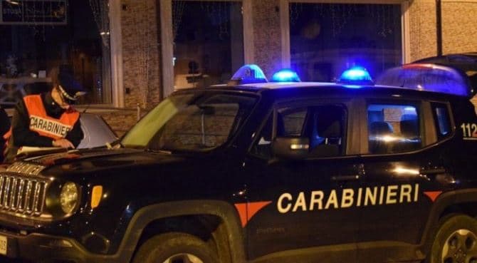 Straniero armato di coltello devasta un locale a Schiavonea: non gli hanno dato da mangiare gratis