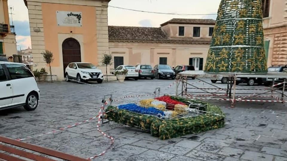 Natale a Co-Ro, dopo la sciarpa vola anche il presepe. E a piazza Steri monta una nuova protesta
