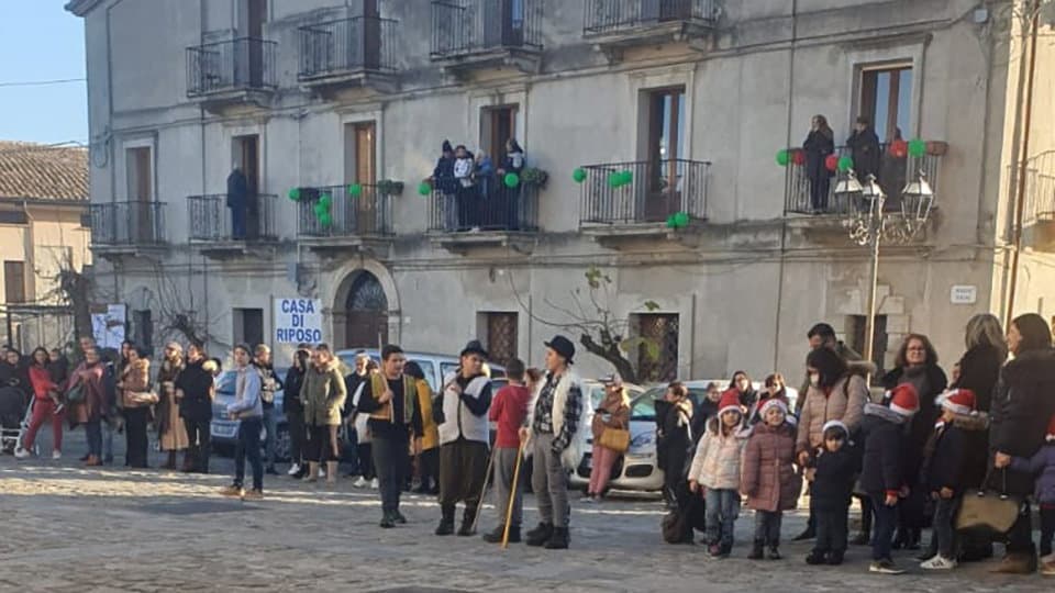 Il Comprensivo scolastico di Mandatoriccio mette in scena il Presepe Vivente e fa visita agli anziani