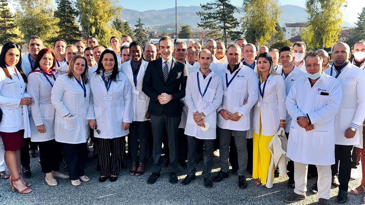 Arrivati in Calabria i 50 medici cubani. Occhiuto: «Hanno cercato di fermarci, ma ce l’abbiamo fatta»