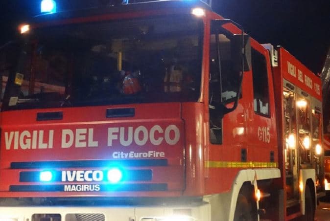 Notte di Capodanno, due ragazzi feriti per accendere una batteria di fuochi artificiali in un vecchio cantiere