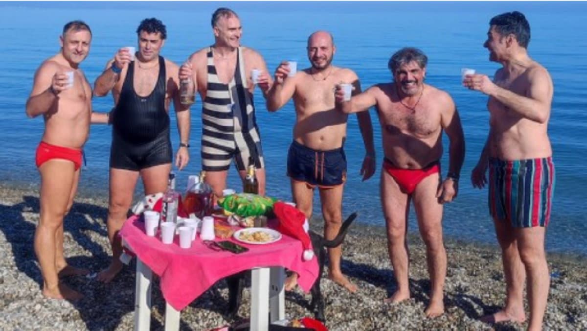 A Schiavonea bagno in mare per accogliere il nuovo anno