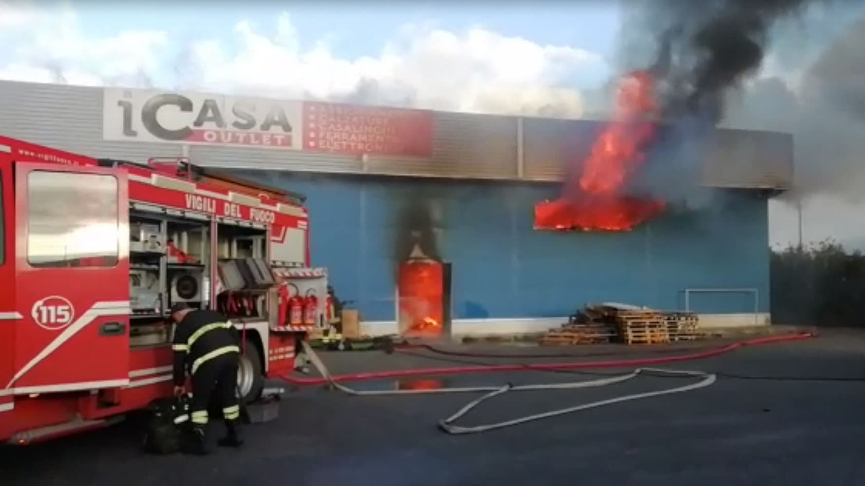 A fuoco un emporio cinese nella zona industriale di Corigliano