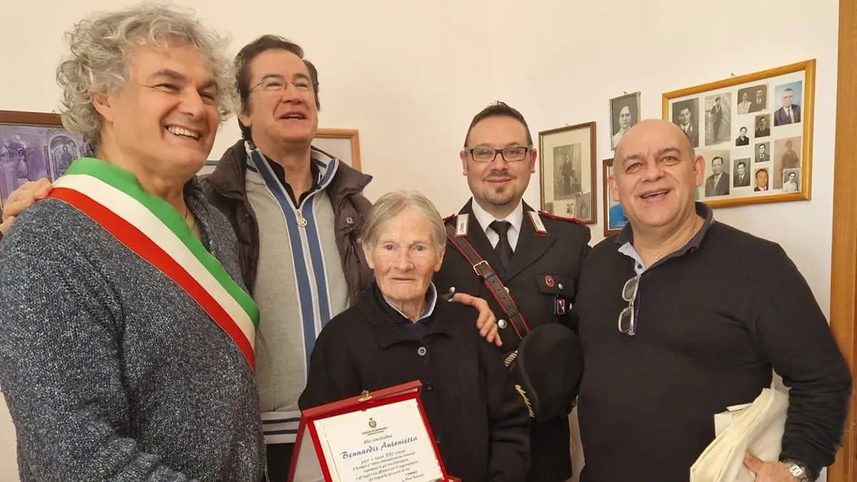 Zia Antonietta compie 100 anni e Calopezzati festeggia con lei